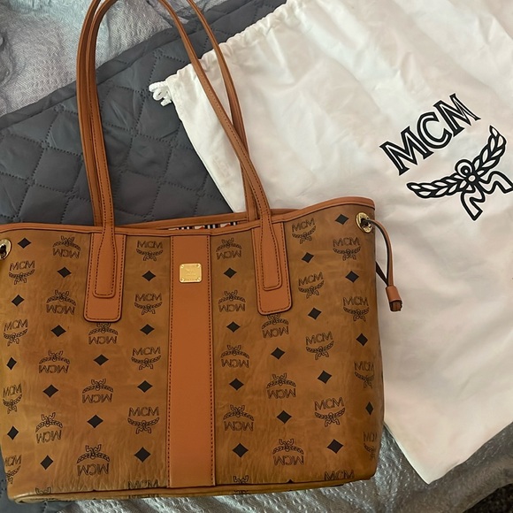 AUTHENTIC MCM REVERSIBLE LIZ SHOPPER IN VISETOS - Picture 1 of 4